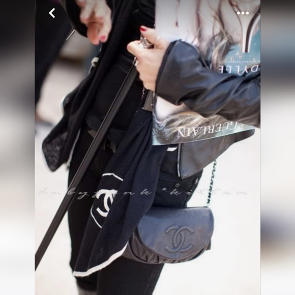 Authentic Chanel caviar half moon wallet on chain - Picture 2 of 6